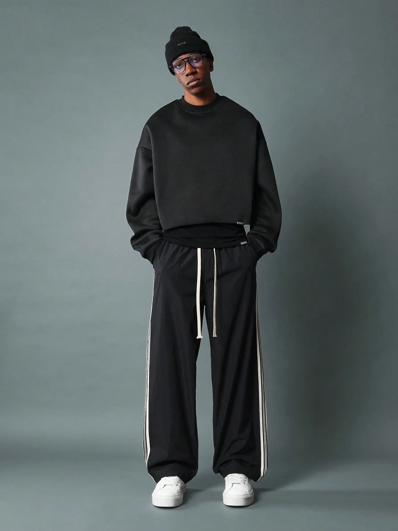 Crop Fit Crew Neck Sweatshirts With Large Patch Embroidered
